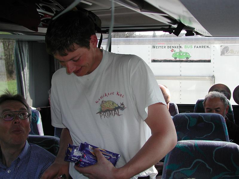 197Bernd.AusteilenPowerriegel.Bus.jpg