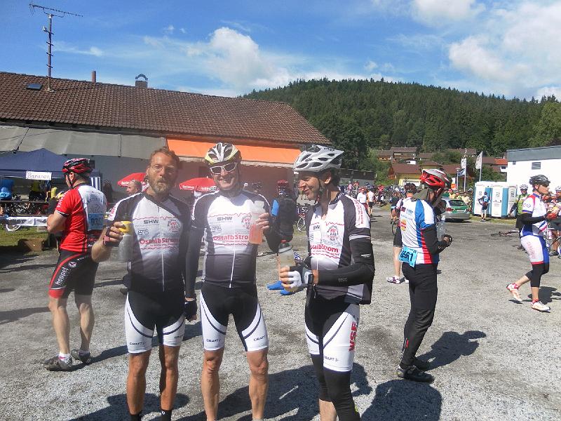 527UweHelmutJoe.Pause.Regenhuette.jpg