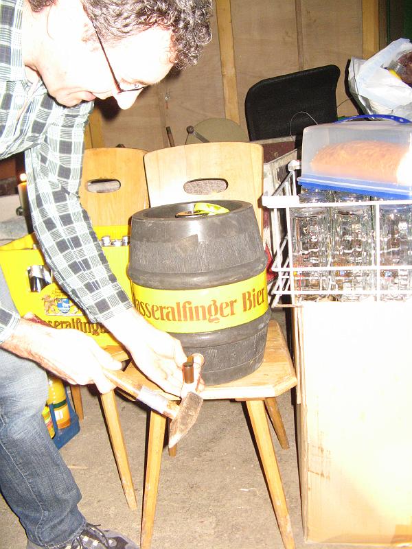 608Joe.BierfassAnzapfen.jpg