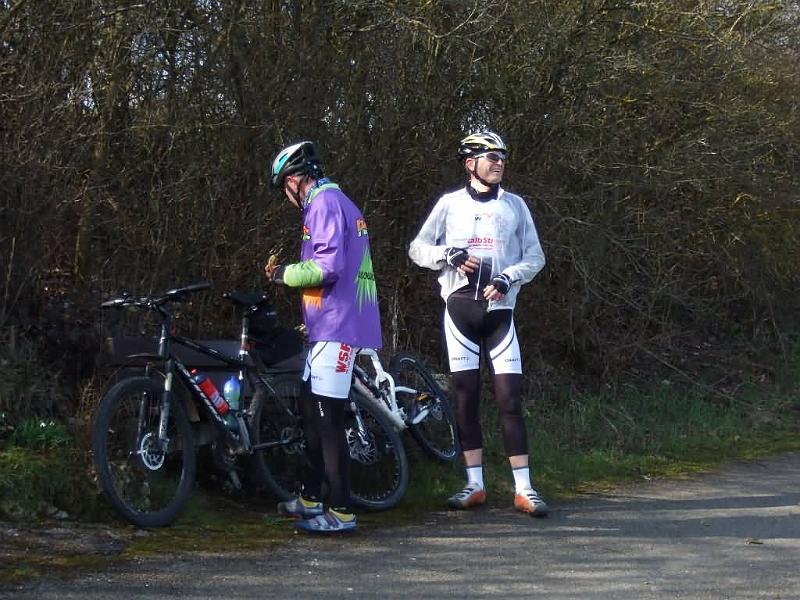 153Pause.HeinzHelmut.jpg - MTB Beginner-Tour zur „Heidenheimer Alb“ über zahlreiche schöne Trockentäler der Schwäbischen Alb