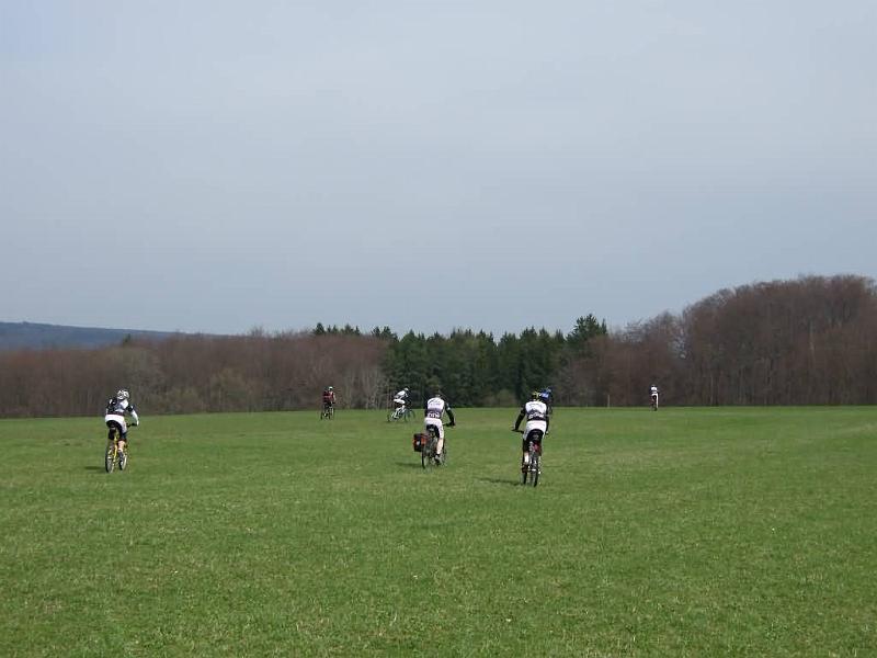 168Radeln.Wiese.jpg - MTB Beginner-Tour zur „Heidenheimer Alb“ über zahlreiche schöne Trockentäler der Schwäbischen Alb