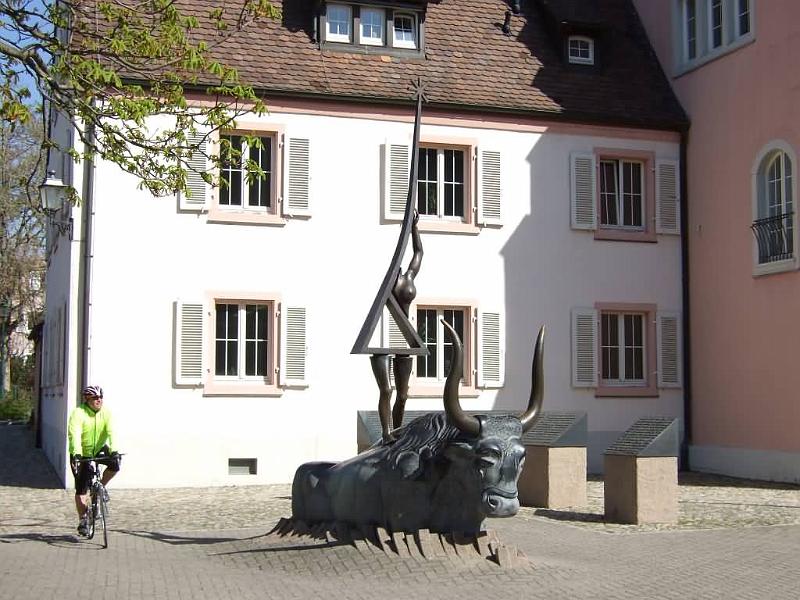 214Skulptur.Stier.jpg - Radsportfreunde Bartholomä:Trainingslager Markgräfler Land 2010