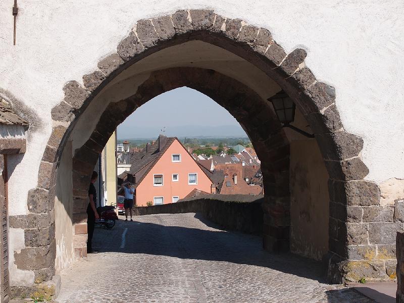 325Torbogen.Muensterplatz.Breisach.jpg